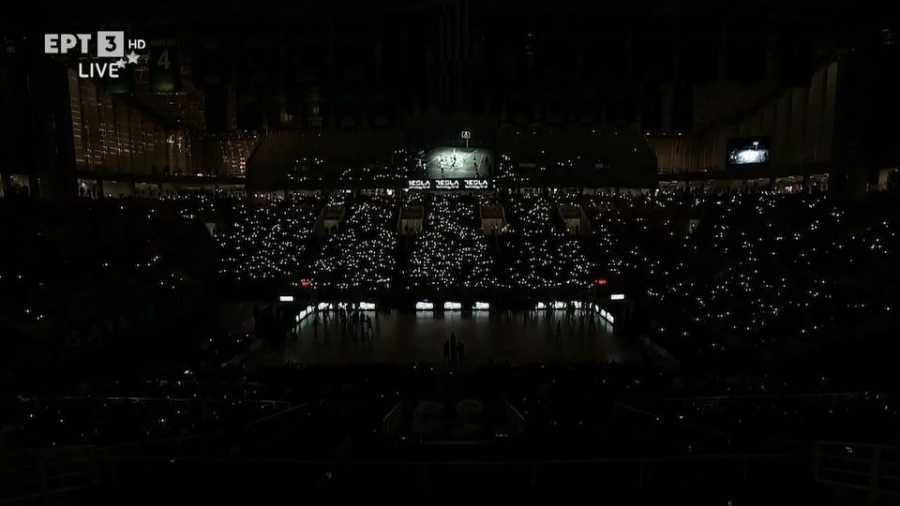 «Μαγική» ατμόσφαιρα στο ΟΑΚΑ: Τα πάντα… σκοτείνιασαν, αλλά οι φίλαθλοι φρόντισαν να το φωτίσουν! (video)