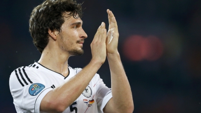 Ματς Χούμελς: Ποζάρει με φανέλα του Σαμαρά από το Euro 2012!