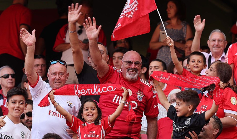 Μπενφίκα: Πρώτη προπόνηση με 23.470 θεατές! (video)