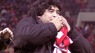 «Μαραντόνα είσαι τρέλα με την κόκκινη φανέλα»: Η ημέρα που ο Ντιέγκο έγινε... Ολυμπιακός! (video)