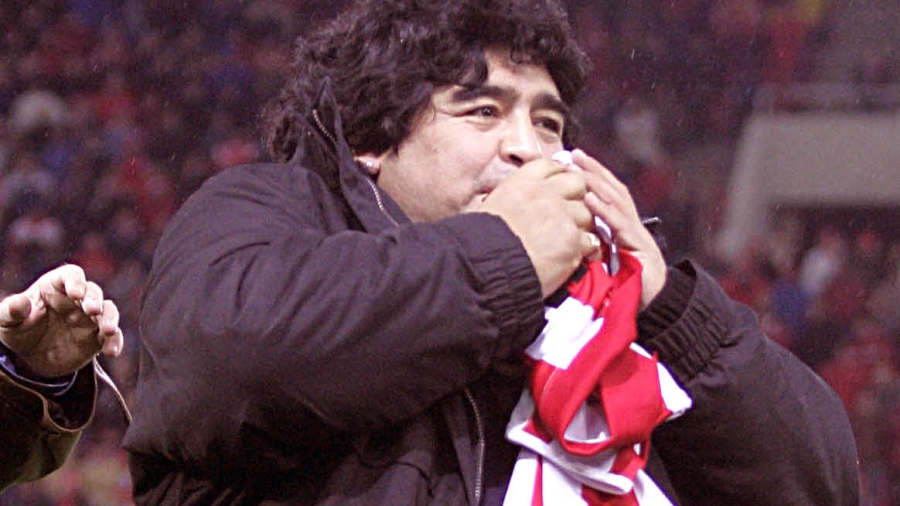 «Μαραντόνα είσαι τρέλα με την κόκκινη φανέλα»: Η ημέρα που ο Ντιέγκο έγινε... Ολυμπιακός! (video)