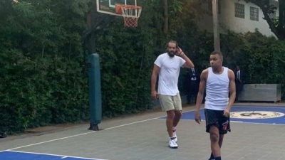 Ο Κιλιάν Εμπαπέ έπαιξε... μονάκι με τον Νοά στο Καμερούν! (video)