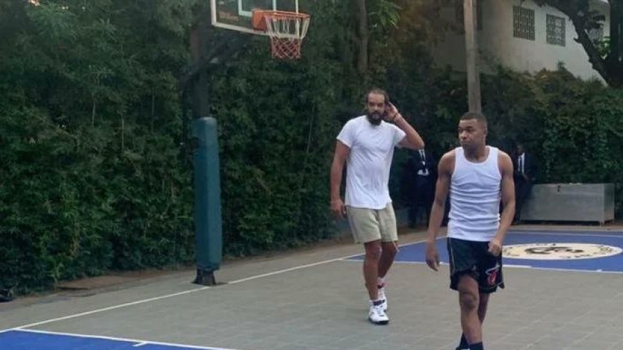 Ο Κιλιάν Εμπαπέ έπαιξε... μονάκι με τον Νοά στο Καμερούν! (video)