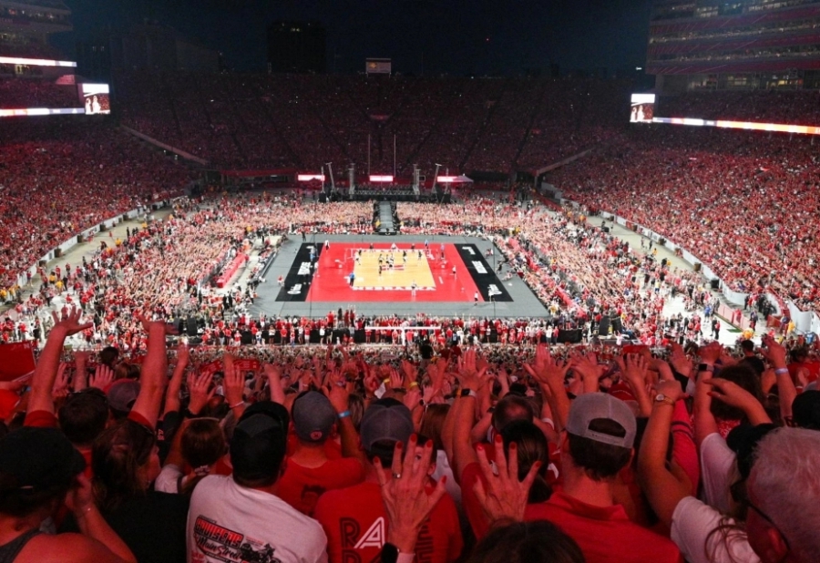 Παγκόσμιο ρεκόρ σε αγώνα βόλεϊ γυναικών με 92.003 θεατές στις ΗΠΑ (video)