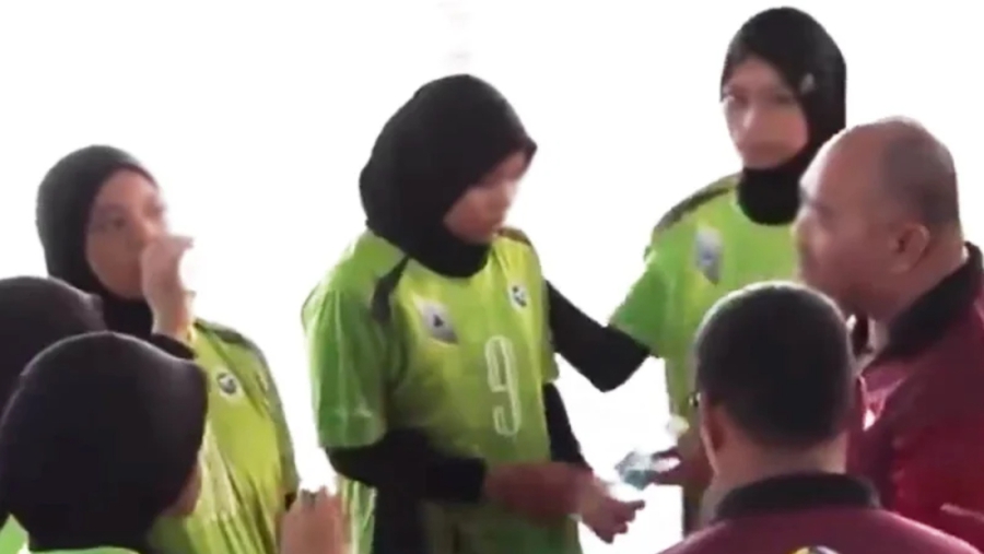 Σάλος με προπονητή βόλεϊ να χαστουκίζει 14χρονες παίκτριές του! (video)