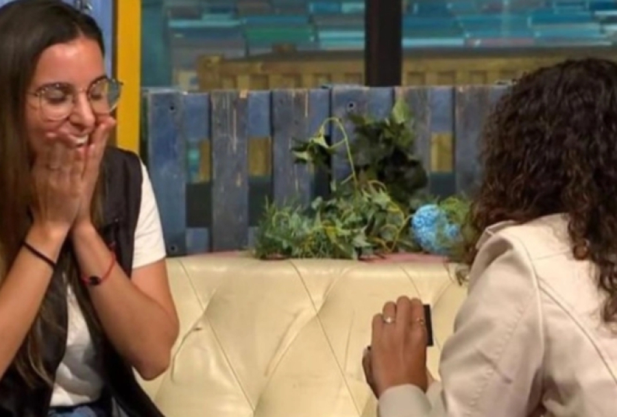 Πρώην παίκτρια της Μπαρτσελόνα έκανε πρόταση γάμου live στη σύντροφο της (video)