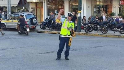 Τροχονόμος ρύθμιζε την κυκλοφορία με κασκόλ ΑΕΚ! (video)