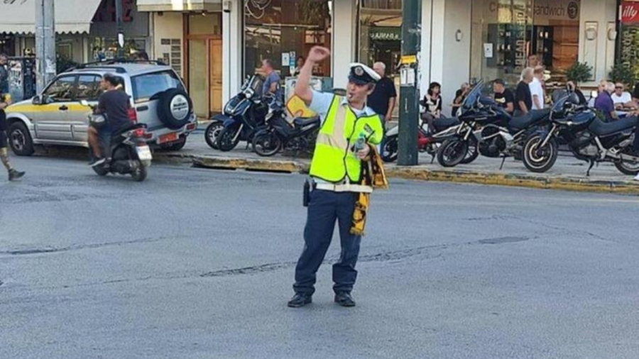 Τροχονόμος ρύθμιζε την κυκλοφορία με κασκόλ ΑΕΚ! (video)