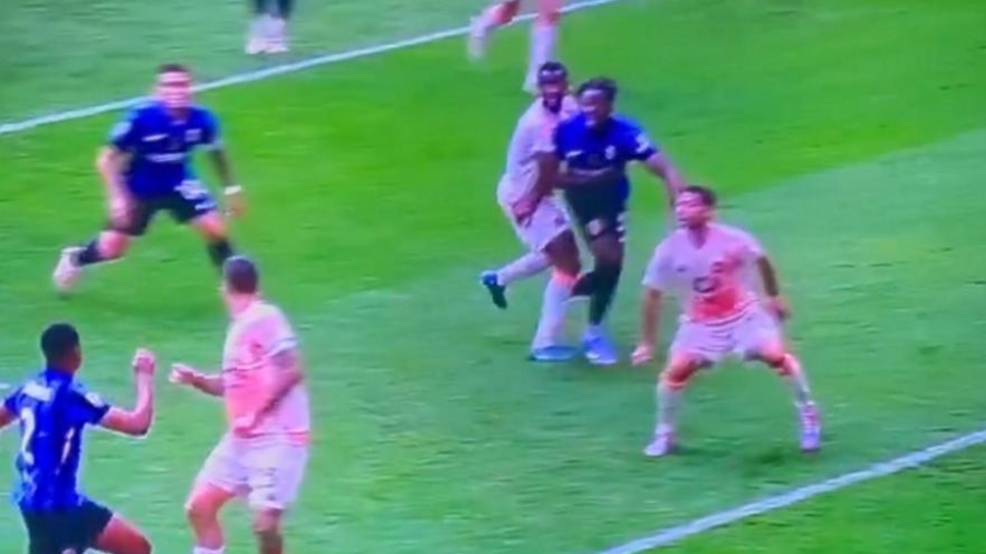 Και αν ένα πρωτάθλημα κριθεί… έτσι; Φωνάζει για πέναλτι η Ίντερ, στην ήττα από τη Ρόμα! (video)