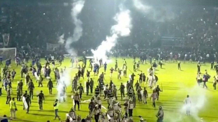 Μόνο δύο άνθρωποι «πλήρωσαν» για τους 135 θανάτους στην Ινδονησία, με φυλάκιση 1.5 έτους!