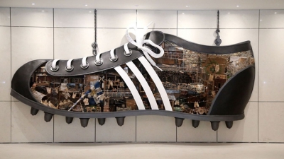 «1922: Το παπούτσι που δεν φόρεσες…»: Η ιστορία του έργου-τέχνης στην VIP αίθουσα του γηπέδου της ΑΕΚ!