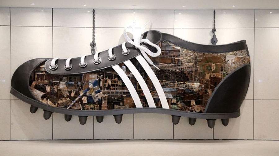 «1922: Το παπούτσι που δεν φόρεσες…»: Η ιστορία του έργου-τέχνης στην VIP αίθουσα του γηπέδου της ΑΕΚ!