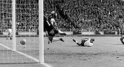 Η Αγγλία στην κορυφή του κόσμου: Το αμφισβητούμενο γκολ του Χαρστ, το ιστορικό χατ τρικ και το χαμόγελο του Μουρ