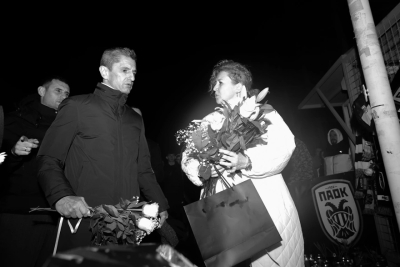 Με λουλούδια στα χέρια έξω από την Τούμπα ο Λουτσέσκου και οι παίκτες του ΠΑΟΚ