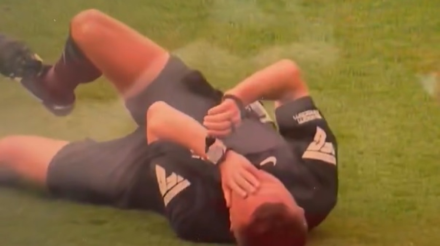 Η στιγμή της σεζόν στην Αγγλία: Ο διαιτητής χτύπησε και ο Βάρντι σφύριξε για να σταματήσει το ματς! (video)