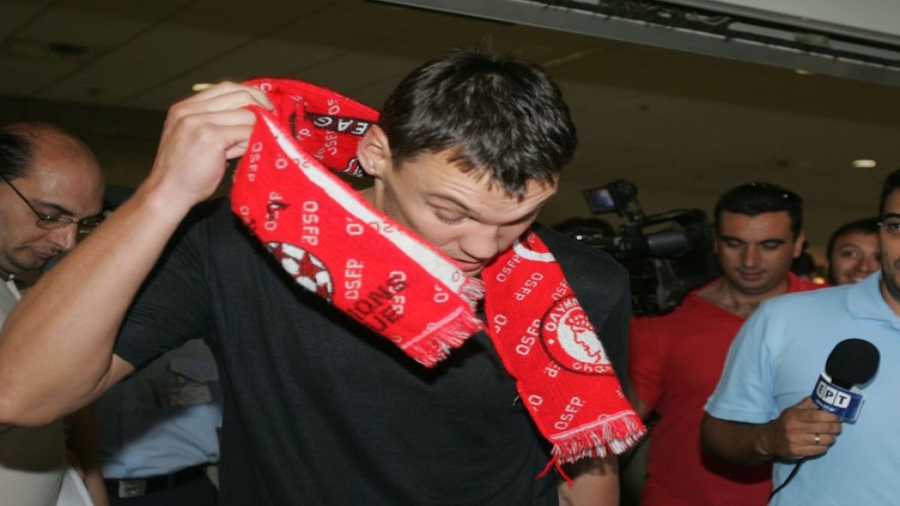 Ο Σάρας έβγαλε το «ερυθρόλευκο» κασκόλ και έβαλε μία… καταπράσινη υπογραφή!