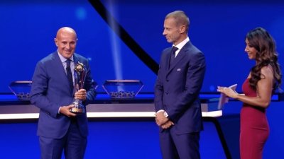 Champions League: Το προεδρικό βραβείο της UEFA απονεμήθηκε στον Αρίγκο Σάκι