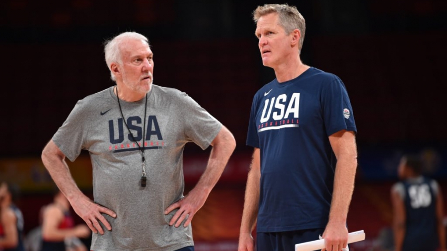 Ο Στιβ Κερ παίρνει τη σκυτάλη από τον Γκρεγκ Πόποβιτς στην Team USA