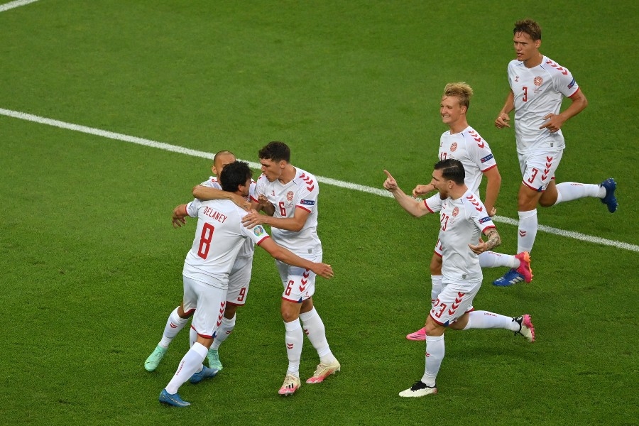 Τσεχία – Δανία: Κατάσχεσαν σημαία με τα χρώματα της ΛΟΑΤΚΙ κοινότητας στο γήπεδο