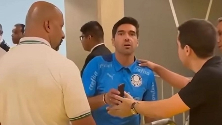 Έξαλλος ο Άμπελ Φερέιρα! Άρπαξε κινητό δημοσιογράφου που τον κατέγραφε (video)