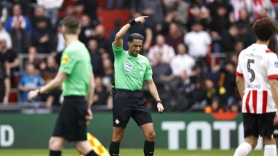 Προσωρινή διακοπή στο Αϊντχόφεν – Άγιαξ: Οπαδός πέταξε μπύρα στο γήπεδο!