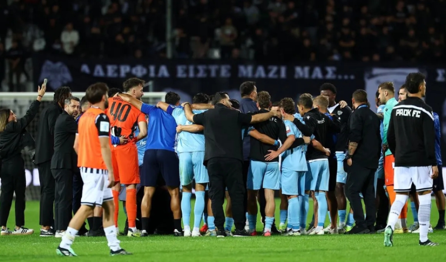 Καλαμάτα: Ο Χριστοφιλέας έβγαλε ομιλία στους παίκτες του στο γήπεδο μετά την θριαμβευτική νίκη