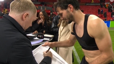 ΠΑΟΚ: Η υπέροχη κίνηση του Σκόουλς, υπέγραψε την φανέλα του Οζντόεφ! (video)