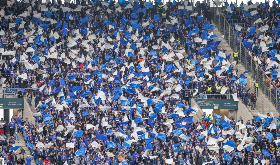 Σάλκε: «Τρελή» ατμόσφαιρα στην έδρα της Χόφενχαϊμ από 15.000 οπαδούς της!