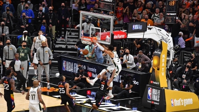 Τα φοβερά καρφώματα του Γιάννη Αντετοκούνμπο κόντρα στους Σανς, μας «γύρισαν» στους τελικούς του 2021! (video)