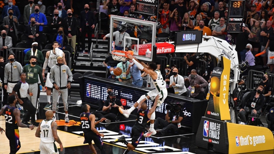 Τα φοβερά καρφώματα του Γιάννη Αντετοκούνμπο κόντρα στους Σανς, μας «γύρισαν» στους τελικούς του 2021! (video)