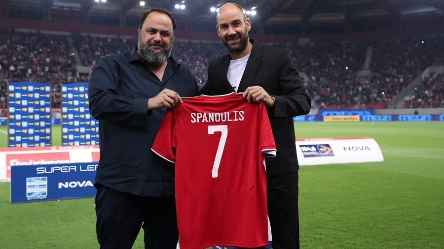 Σπανούλης: «Ευχαριστώ που με βραβεύετε στον ναό του ελληνικού ποδοσφαίρου. Ζήτω ο Ολυμπιακός!» (video)