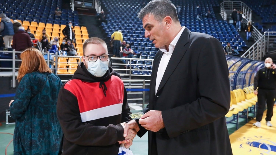 ΚΑΕ Άρης: Χάρισε διαρκείας στον ξάδελφο του Άλκη και φανέλα με το Νο19!