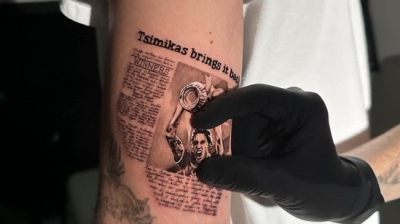 Ο Τσιμίκας έκανε τατουάζ τον... Τσιμίκα, με το FA Cup στα χέρια! (video)