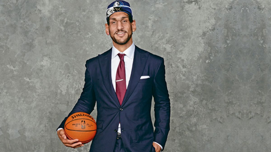 Ο γίγαντας των 218 εκατοστών που το «γύρισε» από το μπάσκετ στην πάλη!