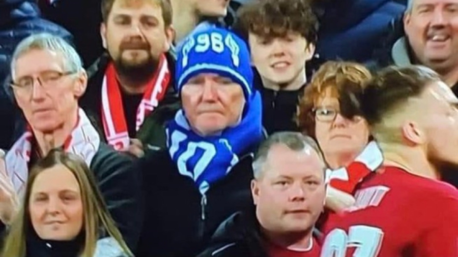 Ένας… μπλε μέσα στους «κόκκινους»: Ο ήρωας του Μέρσεϊσαϊντ δεν θα ξεχάσει ποτέ τον αδερφό του και το Χίλσμπορο!