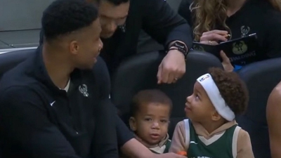 Η υπεροχή στιγμή του Αντετοκούνμπο: Πήρε τους γιους του στον πάγκο των Μπακς, στην τελευταία περίοδο! (video)