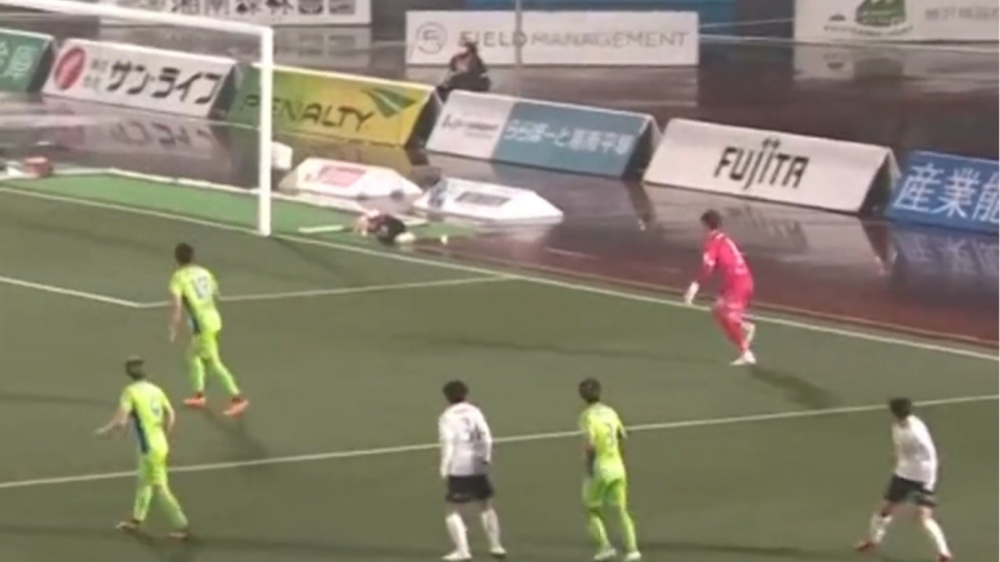 Ιαπωνία: Γύρισε, κοίταξε, στόχευσε και έβαλε... αυτογκόλ! (video)
