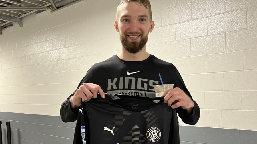 Ο Σαμπόνις των Κινγκς με φανέλα του ΟΦΗ!