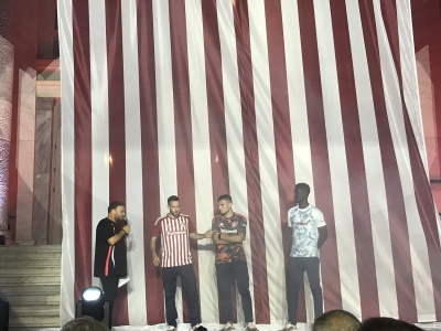 Εντυπωσιακές οι φανέλες του Ολυμπιακού της νέας σεζόν - Το BN Sports ήταν εκεί (video)