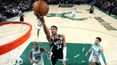 Ασταμάτητος ξανά ο Giannis, double – double στη νίκη των Μπακς με τους Χόρνετς! (video)