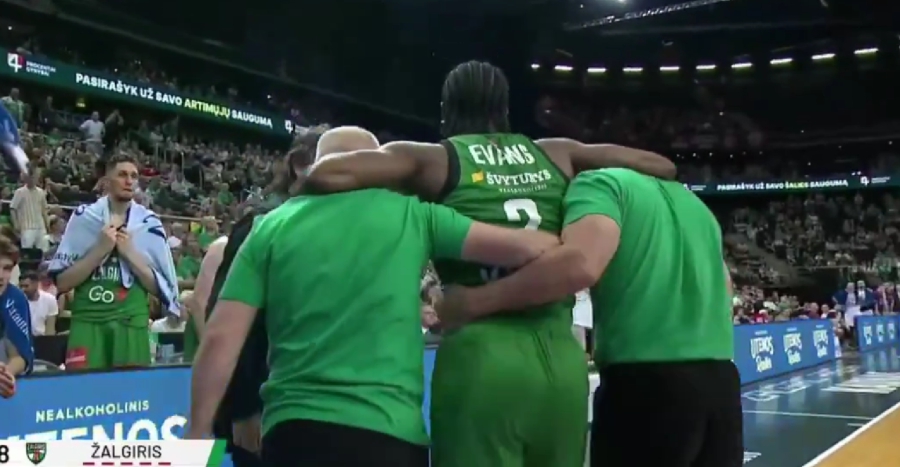 Απίστευτη ατυχία για Έβανς: Χτύπησε στο ίδιο πόδι που είχε υποστεί ρήξη αχιλλείου, χρειάστηκε ασθενοφόρο για τη μεταφορά του!