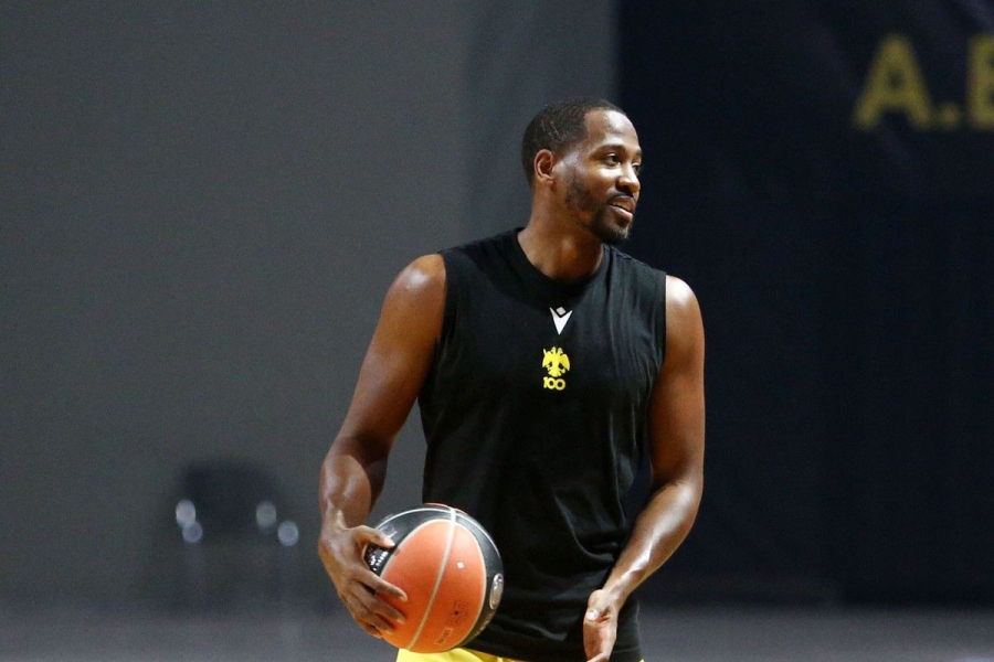 ΑΕΚ: Από τενοντίτιδα ταλαιπωρείται ο Λάνγκστον Χολ