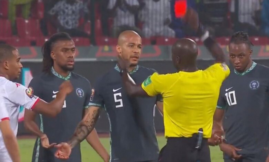 Άλεξ Ιγουόμπι: Ο μοναδικός ποδοσφαιριστής από τα πέντε κορυφαία πρωταθλήματα της Ευρώπης, με κόκκινη στο Κόπα Άφρικα! (video)