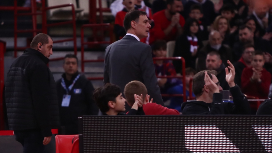 Εκτός εαυτού ο Μπαρτζώκας, «στόλισε» τους διαιτητές και αποβλήθηκε! (video)