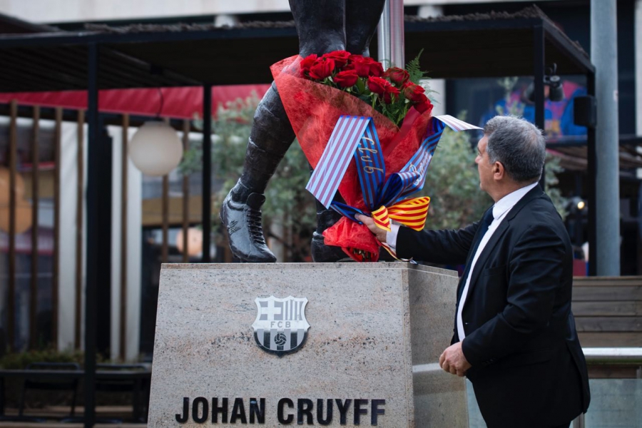Μπαρτσελόνα: Άφησε λουλούδια στο άγαλμα του Κρόιφ ο Λαπόρτα (video)
