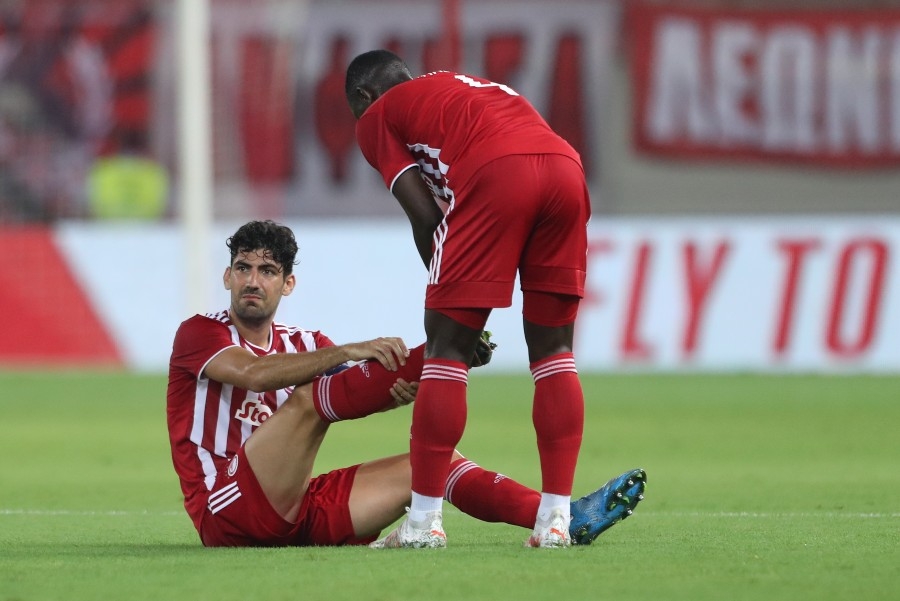 Ολυμπιακός – Νέφτσι: Αναγκαστική αλλαγή ο Μπουχαλάκης (video)