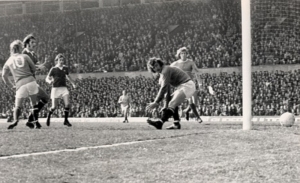 Όταν ο Ντένις Λόου μιλούσε στον Χρήστο Σωτηρακόπουλο για το τακουνάκι, το ποδόσφαιρο και τον Πούσκας