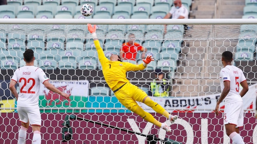 Ουαλία – Ελβετία: Απίστευτη επέμβαση από τον Ζόμερ (video)