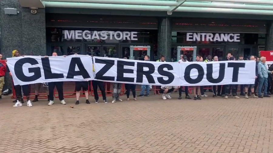 Χαμός έξω από το Όλντ Τράφορντ: Οπαδοί διαμαρτύρονται κατά των Γκλέιζερ (video)