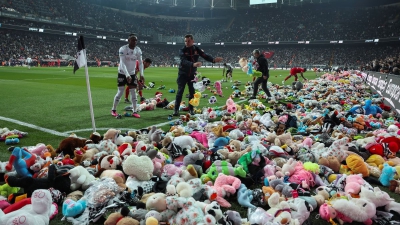 «Έχε το νου σου στο παιδί...»: Το γήπεδο της Μπεσίκτας πλημμύρισε από αρκουδάκια, για να απαλυνθούν πληγές!